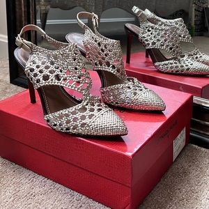 Donald Pliner excellent condition Dressy 4”heels Great for so many Occasions ♥️